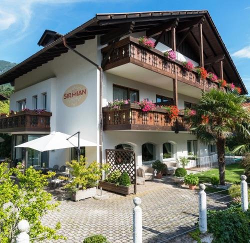 Garni Hotel Sirmian exterior