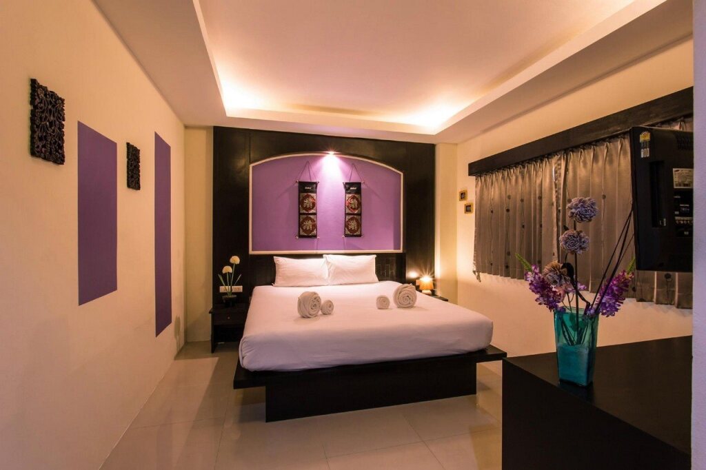 Lavender Patong Hotel exterior