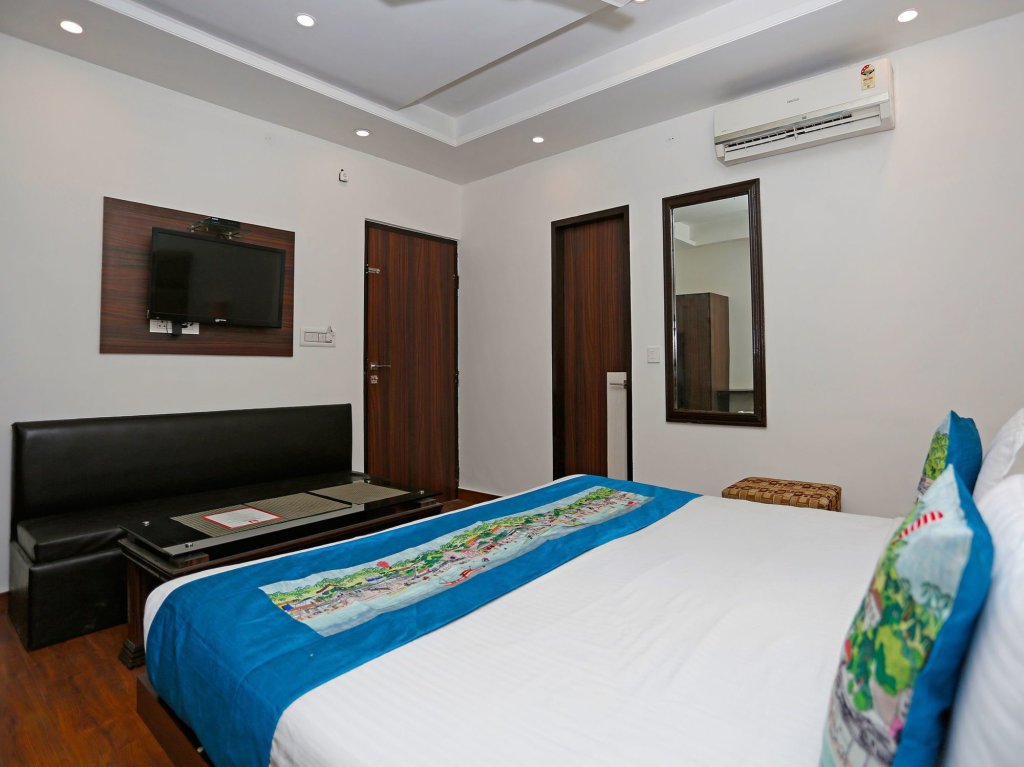 Hotel Meenakshi Palace exterior