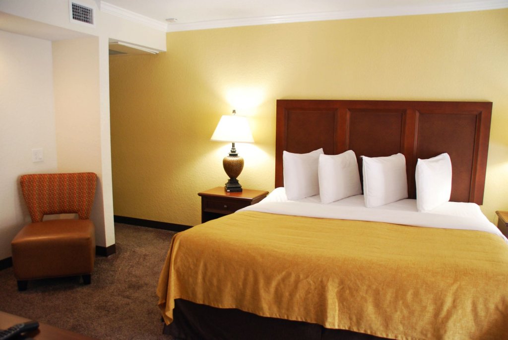 Coconut Cove All-Suite Hotel exterior
