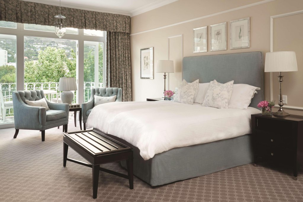 1 Bedroom Deluxe Single Suite full double bed