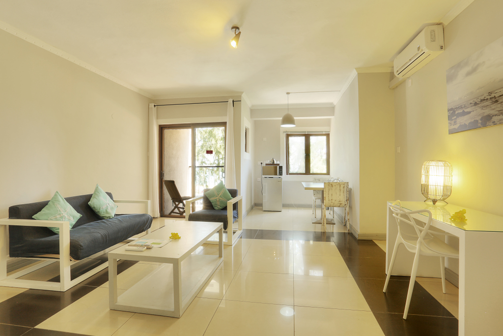 1 Bedroom Double Apartment with sea view full double bed