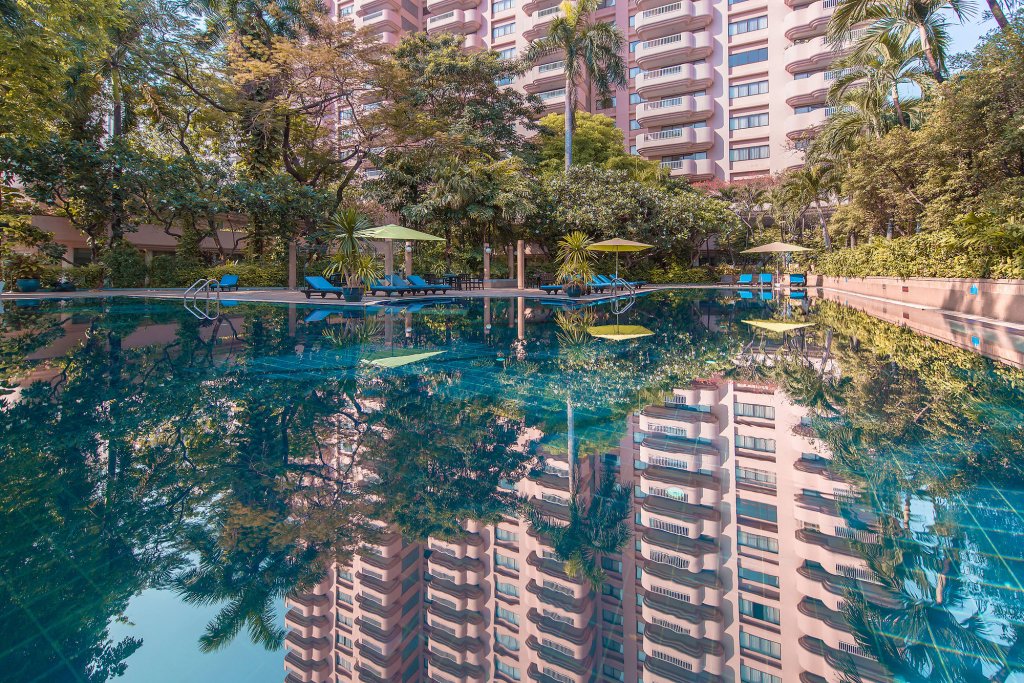 Pantip Suites exterior