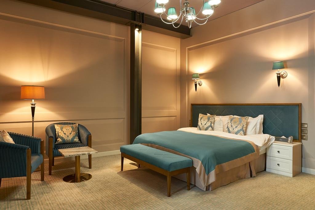 Double Suite full double bed