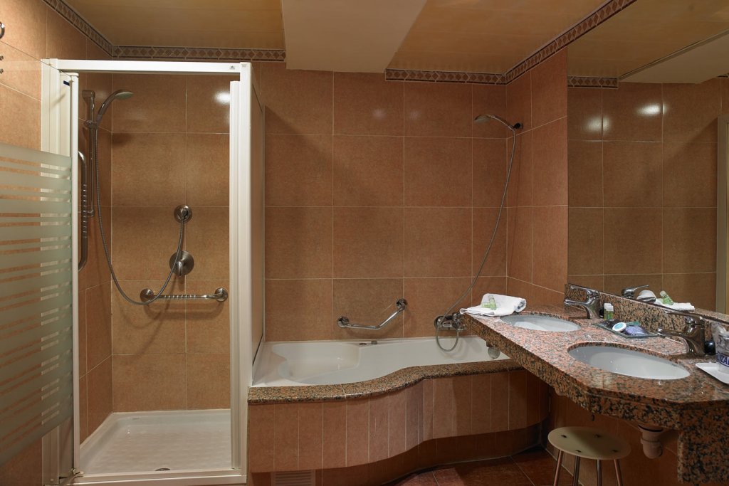 Double room seafront twin beds