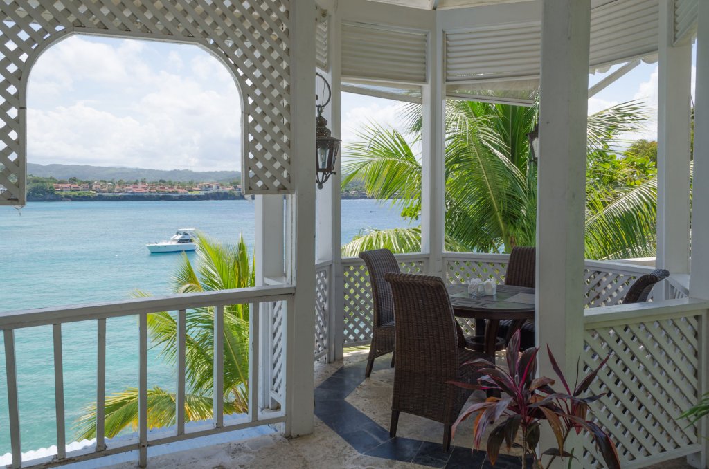 1 Bedroom Standard Double Penthouse room with balcony and beachfront full double bed