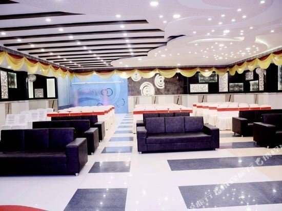 Hotel Geetika Galaxy exterior