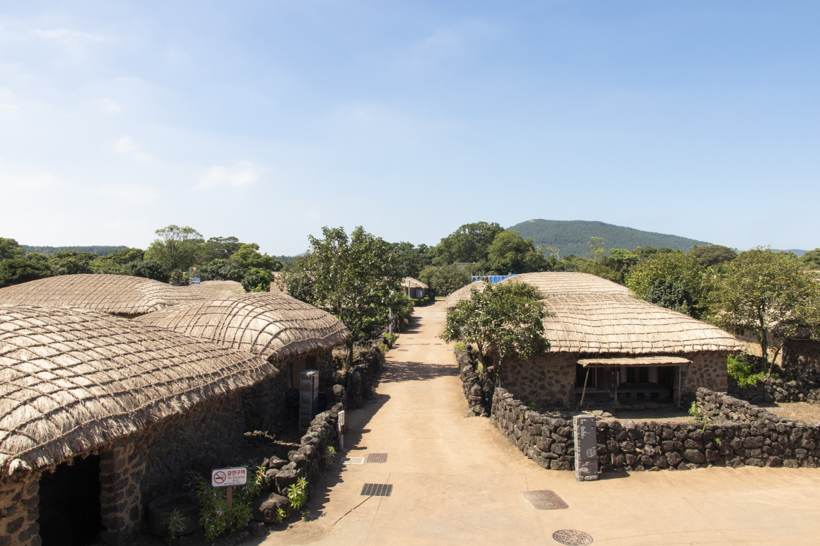 Jeju Folk Village ์ ์ฃผ๋ฏผ์์ด